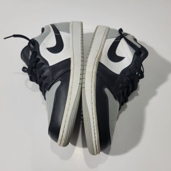 Nike  Air Jordan 1 Low Top Sz 9.5 Grey 553558-052 main image 10